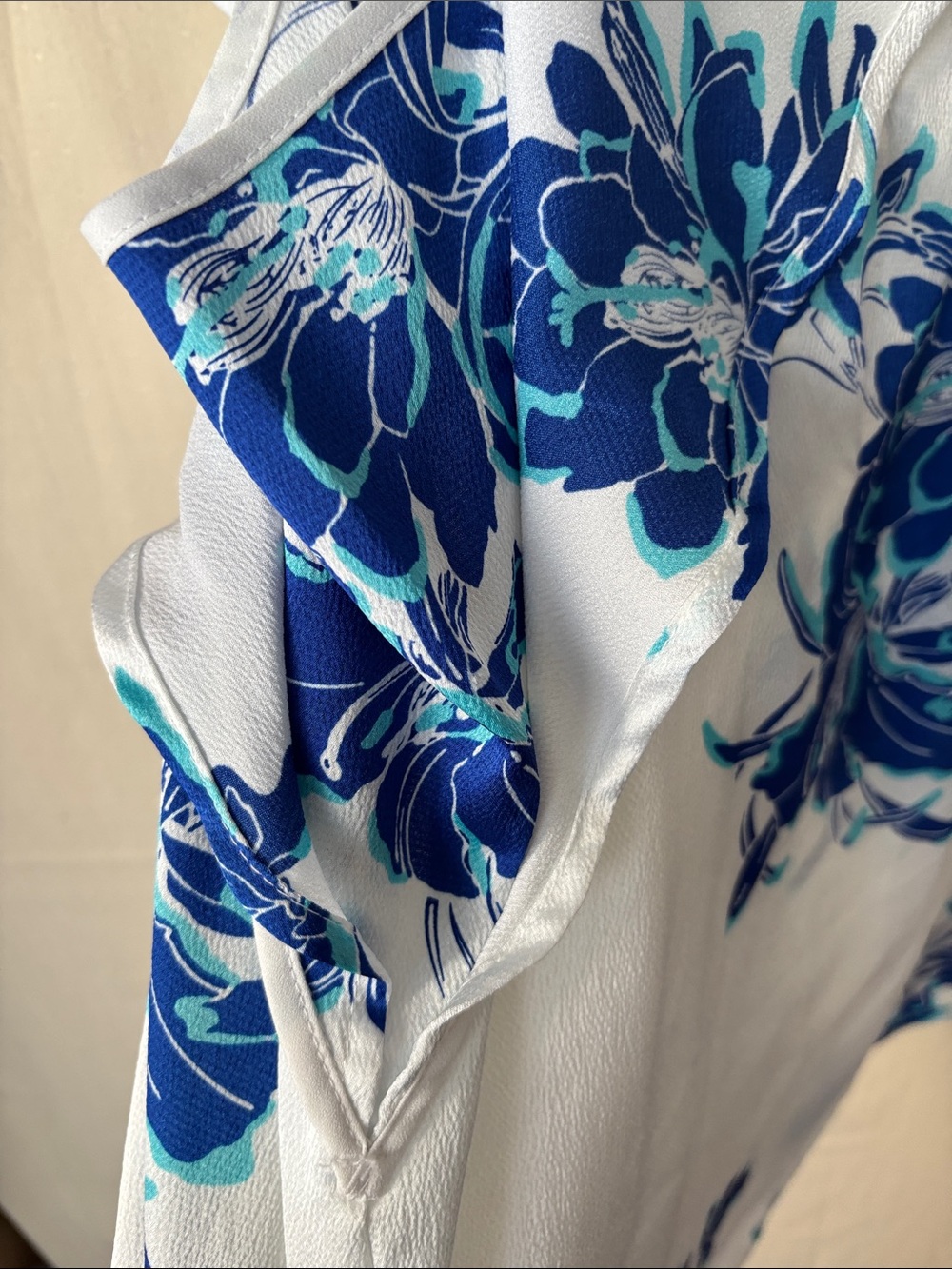 Liz Claiborne Blue Floral Flutter Cold Shoulder Blouse XL White Satin Top - Picture 9 of 10